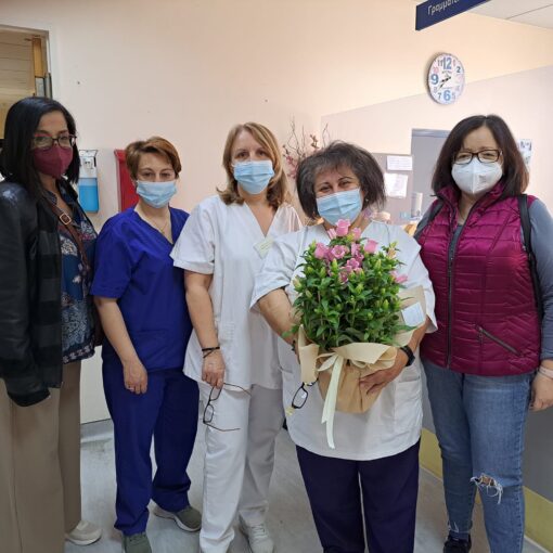 Παγκόσμια Ημέρα Νοσηλευτή - H Πρόεδρος και μέλη του Δ.Σ. με την Προϊσταμένη της Υπηρεσίας Αιμοδοσίας του Γ.Ν. Βόλου κ. Αθανασία Καλαϊτζίδου και νοσηλευτικό προσωπικό.