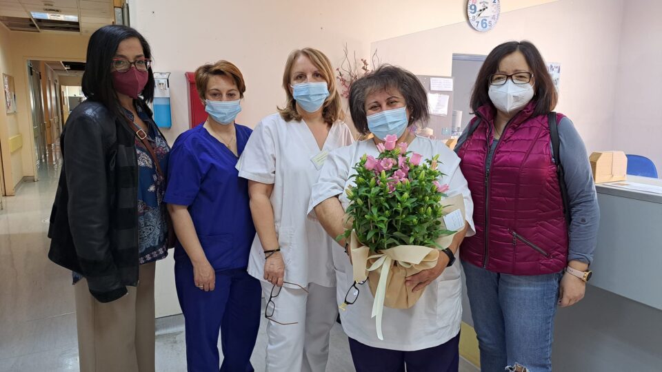 Παγκόσμια Ημέρα Νοσηλευτή - H Πρόεδρος και μέλη του Δ.Σ. με την Προϊσταμένη της Υπηρεσίας Αιμοδοσίας του Γ.Ν. Βόλου κ. Αθανασία Καλαϊτζίδου και νοσηλευτικό προσωπικό.