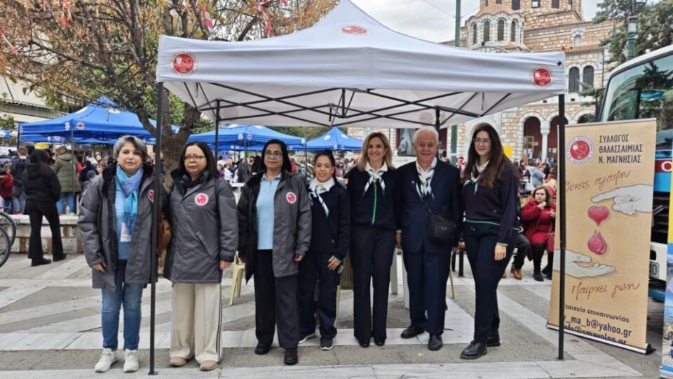 Πλήθος κόσμου στην εθελοντική αιμοδοσία φορέων στην Ερμού με αφορμή την Παγκόσμια Ημέρα Αναπηρίας
